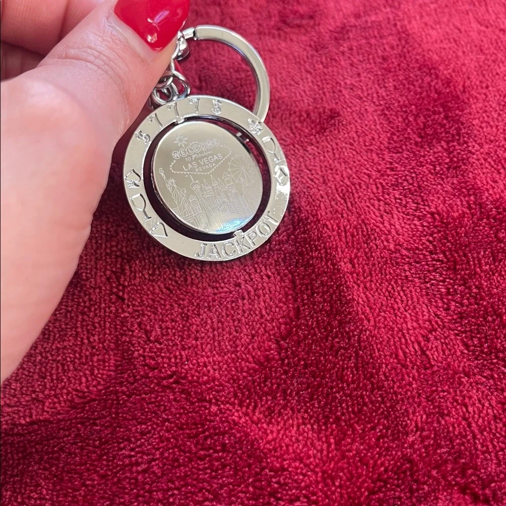 Keychain with 'R' Letter - Picture 4 of 6